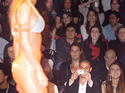 Ronaldo fotografía a su novia, Daniela Cicarelli, durante el desfile.