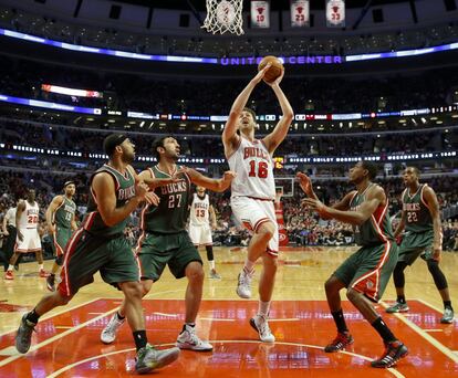 El jugador del Chicago Bulls Pau Gasol se dirige a la cesta durante un partido de la NBA entre los Bulls y Bucks, en el United Center de Chicago, el 10 de enero de 2015.