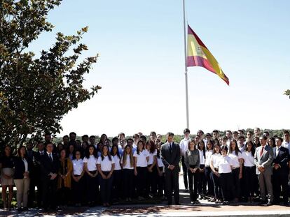 The Spanish royal family and a group of students observe a minute's silence after the Nice attack.