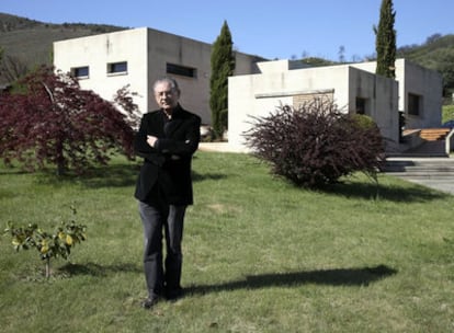 Roberto Verino posa ante las Bodegas Gargalo, en Verín