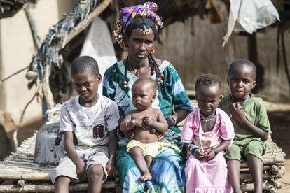 Aissata Ba y sus hijos, dos de los cuales han recibido ayuda nutricional del programa de Acción contra el Hambre en el sur de Mauritania.