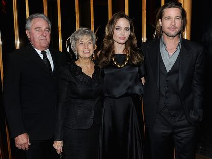 Bill y Janet Pitt, junto a su nuera y su hijo, Angelina Jolie y Brad Pitt, en Nueva York.
