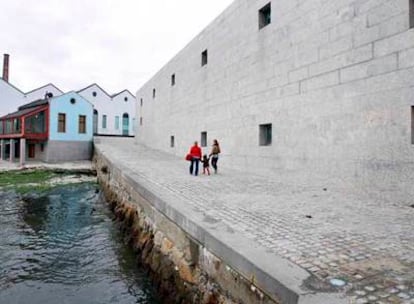 El Museo do Mar de Galicia, en Vigo, con la fachada del nuevo acuario, de Aldo Rossi y César Portela. Al fondo, en azul, la taberna, y detrás, las viejas naves conserveras.