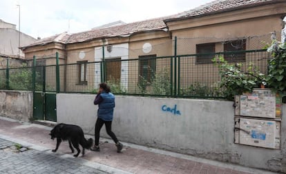 Edificación municipal sin uso ubicada en la calle Rodríguez Espinosa, 13, en el distrito de Vallecas.