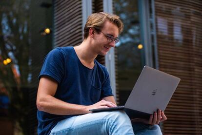 Chico sentado con un MacBook