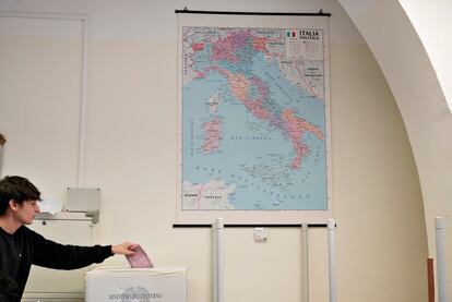 Un joven vota en el instituto Edmondo De Amicis, en el barrio romano de Testaccio.