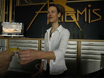 Una mujer en la recepción de Artemis, un burdel de Berlín considerado como el mayor de Alemania.