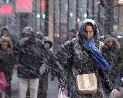 Peatones caminando en las calles de Manhattan bajo la tormenta de nieve.
