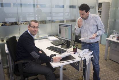 Markel Olano, a la izquierda junto a Imanol Lasa, trabajando ayer en el despacho del PNV en las Juntas Generales de Gipuzkoa.