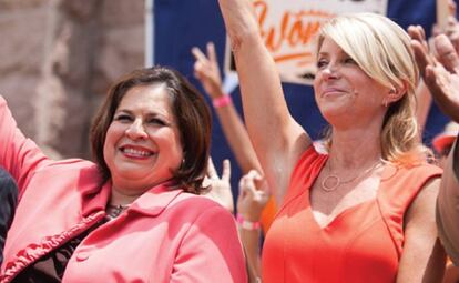 Leticia Van de Putte (de rosa) y Wendy Davis.