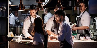 SA PESSOA CON SU EQUIPO EN LA COCINA