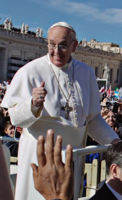 El papa Bergoglio, saludando a los fieles, pulgar en alto, a su llegada a la misa solemne de inicio de su pontificado.