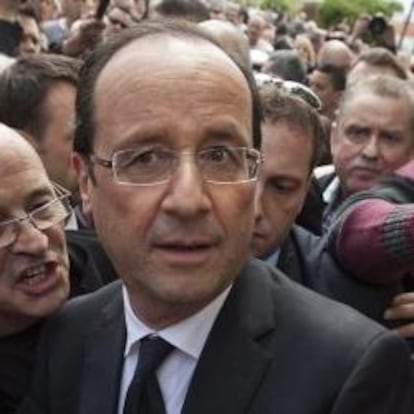 El candidato a la presidencia francesa del Partido Socialista, Francois Hollande juanto a sus simpatizantes durante un acto electoral celebrado en la ciudad de Hombourg-Haut