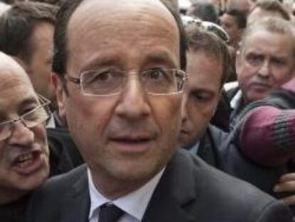 El candidato a la presidencia francesa del Partido Socialista, Francois Hollande juanto a sus simpatizantes durante un acto electoral celebrado en la ciudad de Hombourg-Haut