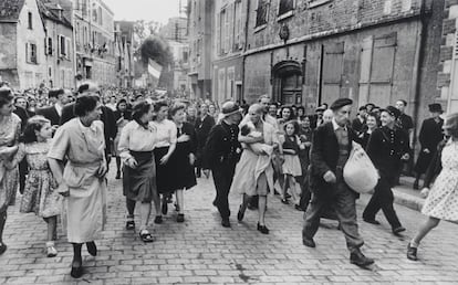 Una mujer es abucheada en Chartres (cerca de París) tras haber sido rapada por haber tenido un hijo con un soldado alemán, en agosto de 1944.