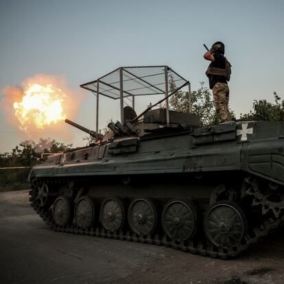 Donetsk (Ukraine), 17/08/2024.- A handout picture made available on 19 August 2024 by the press service of the 24th Mechanized Brigade of Ukrainian Armed Forces shows servicemen of 24th Mechanized Brigade, named after King Danylo, firing from BRM1K infantry fighting vehicle towards Russian positions near Chasiv Yar town, in Donetsk region, Ukraine, 17 August 2024 . Russian troops entered Ukrainian territory on 24 February 2022, starting a conflict that has provoked destruction and a humanitarian crisis. (Rusia, Ucrania) EFE/EPA/PRESS SERVICE OF THE 24 MECHANIZED BRIGADE HANDOUT HANDOUT EDITORIAL USE ONLY/NO SALES