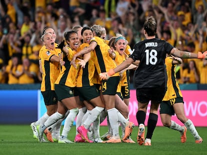 La australiana Mackenzie Arnold y sus compañeras celebran la victoria tras la tanda de penaltis.