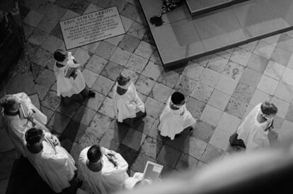 El coro de la abadía se preparan para una homilía.