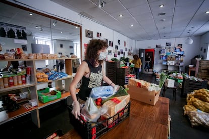 Una voluntaria trabaja en el Teatro del Barrio, sala que ha reconvertido sus instalaciones en almacén del banco de alimentos para repartir entre unas 70 familias de Lavapiés (Madrid). Esta iniciativa solidaria ha sido promovida por los habitantes de este barrio madrileño, comenzando por los impulsores, el club deportivo Los Dragones, y la plataforma vecinal La CuBa (Lavapiés Cuidando del Barrio), que gestiona el reparto.