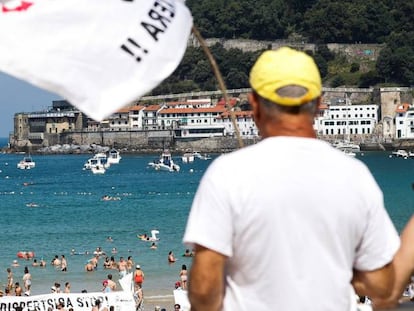 La asociación de familiares de presos de ETA Etxerat exigen el acercamiento de los reclusos en las playas de San Sebastián