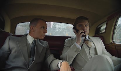 Jeremy Strong como Roy Cohn (a la izquierda) y Sebastian Stan como Donald Trump, en 'The Apprentice',