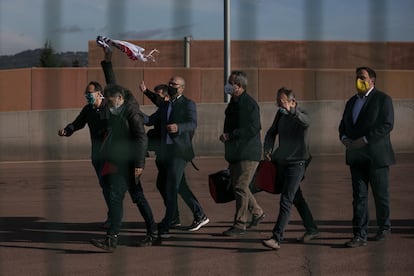 Oriol Junqueras, Jordi Turull, Josep Rull, Raül Romeva, Quim Forn, Jordi Cuixart y Jordi Sànchez salen del centro penitenciario de Lledoners, tras obtener el tercer grado, el pasado 29 de enero.