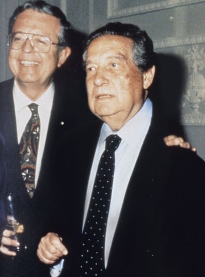 Enrique Loewe Lynch (izquierda) con Octavio Paz, que fue presidente del jurado del Premio Internacional de Poesía de la fundación desde su creación, en 1998, hasta su muerte en 1998.
