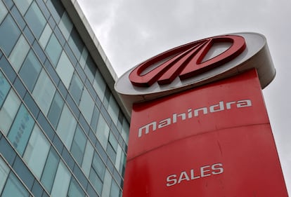 Señal de Mahindra & Mahindra en un concesionario de Bombay.