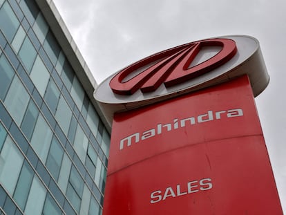 Señal de Mahindra & Mahindra en un concesionario de Bombay.