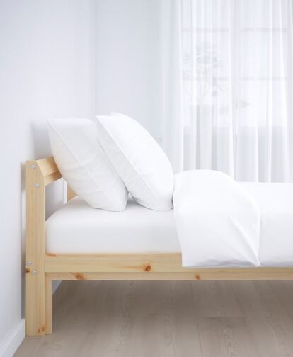 <p>Madera maciza natural, para poder personalizarla después. La <a href="https://www.ikea.com/es/es/catalog/products/40395245/" target="_blank">estructura Neiden de cama de Ikea</a> recoge toda la filosofía de la firma: practicidad, buen precio y diseño. Producida en abedul, al ser alta permite el almacenaje debajo. Si se trata con aceite, cera o barniz, la durabilidad será mayor. El cabecero, al ser en ángulo recto, resulta muy cómodo para leer desde el colchón. <strong>Precio:</strong> 30€.</p>