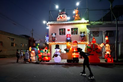 Vecinos observan una casa que destaca por su decoracin navide?a en La Habana, Cuba, este 24 de diciembre. 
