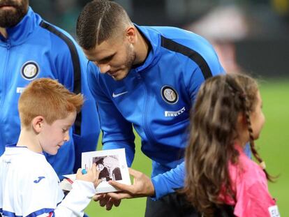 Icardi firma a un ni&ntilde;o el &#039;Diario&#039; de Ana Frank.