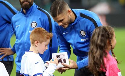 Icardi firma a un niño el 'Diario' de Ana Frank.