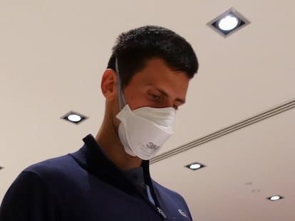 El tenista serbio Novak Djokovic, este domingo en el aeropuerto de Melbourne, Australia.