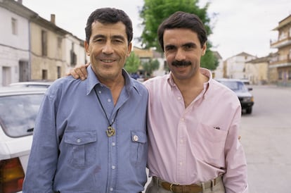 Fernando Sánchez Dragó y el expresidente del Gobierno José María Aznar, en Quintanilla de Onésimo, Valladolid, en 2006.