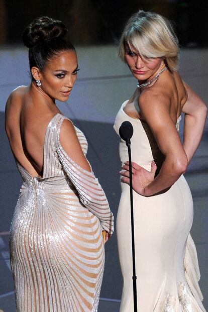 Jennifer Lopez y Cameron Diaz están muy orgullosas de su trasero y así lo han mostrado al entregar el premio al mejor maquillaje.