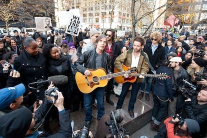 En diciembre de 2011, actuando en las calles de Nueva York para el movimiento Occupy Wall Street, similar al 15-M que ocurrió en España. 