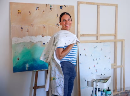 La artista Cristina Vázquez posa en su estudio, en Sevilla.