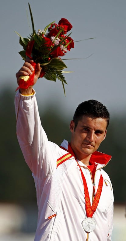 David Cal saluda desde el podio tras obtener la medalla de plata en la final de C-1 1000 metros, celebrada en el Canal Olímpico Shunyi, en Pekín (China), el 22 de agosto de 2008.