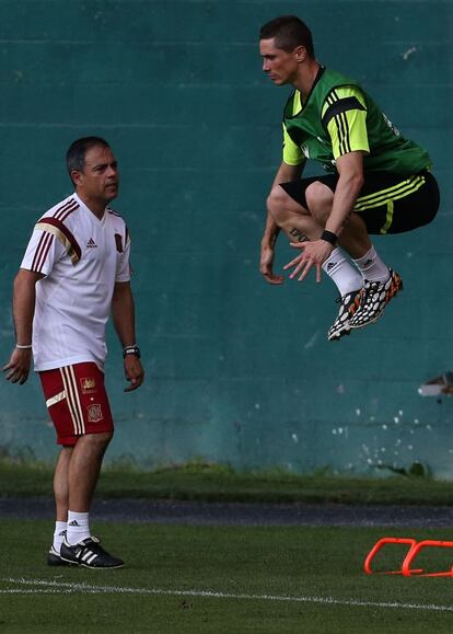 Fernando Torres hace un ejercicio ante la mirada del preparador fisico de la selección, Miñano.