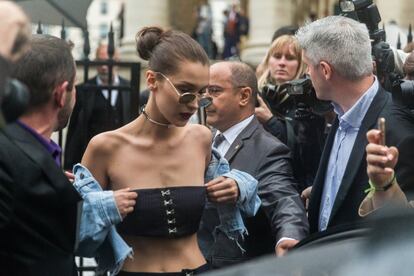 La modelo Bella Hadid, en el desfile de Atelier Versace Couture.