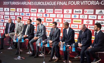 Obradovic y Sloukas (Fenerbahçe), Ataman y Micic (Efes), Itoudis y Hines (CSKA) y Laso y Campazzo (Real Madrid), en la presentación de la Final Four de Vitoria