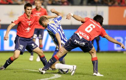 Dos jugadores de Osasuna cierran el paso a Pablo Álvarez.