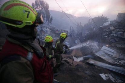 Un grupo de bomberos trabaja para controlar el incendio.