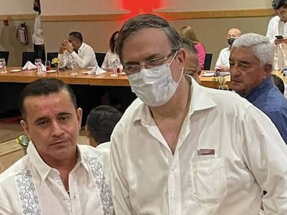 José Fuentes Brito y Marcelo Ebrard, en una imagen difundida en redes sociales.