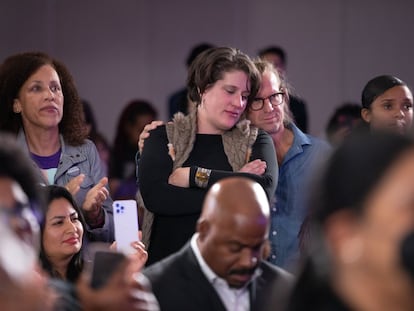 Simpatizantes demócratas reaccionaban al discurso con el que la candidata a gobernadora en Georgia, Stacey Abrams, admitió su derrota electoral el martes.