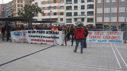 Trabajadores de Productos Tubulares en protesta por los 157 despidos anunciados.