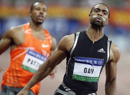 Tyson Gay, en primer plano, tras cruzar la meta de los 100 metros, con Darvis Patton al fondo.