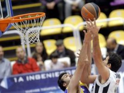 El pívot del Blusens Monbus, Oriol Junyent (d), lanza a canasta ante el pívot del Blancos de Rueda Valladolid Eduardo Hernández Sonseca, durante un partido de la pasada temporada. EFE/Archivo