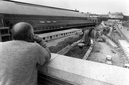 Un hombre contempla las obras de ampliación de la estación de Atocha de Madrid para el AVE, el 5 de noviembre de 1990.